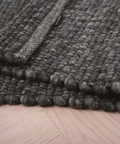 Tappeto in lana Lett - Grigio scuro - close up vouw, thumbnail Tappeto in lana Lett - Grigio scuro - close up vouw, thumbnail
