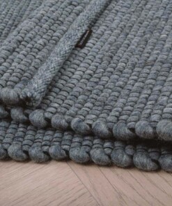 Tappeto in lana Lett - Blu acciaio - close up vouw, thumbnail Tappeto in lana Lett - Blu acciaio - close up vouw, thumbnail