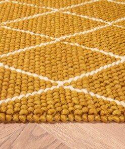 Tappeto a rombi in lana Vinduer - Giallo senape/Crema - close up zijkant, thumbnail Tappeto a rombi in lana Vinduer - Giallo senape/Crema - close up zijkant, thumbnail