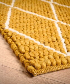 Tappeto a rombi in lana Vinduer - Giallo senape/Crema - close up hoek, thumbnail Tappeto a rombi in lana Vinduer - Giallo senape/Crema - close up hoek, thumbnail