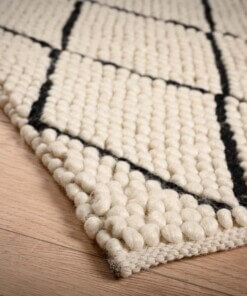 Tappeto a rombi in lana Vinduer - Crema/Nero - close up hoek, thumbnail Tappeto a rombi in lana Vinduer - Crema/Nero - close up hoek, thumbnail