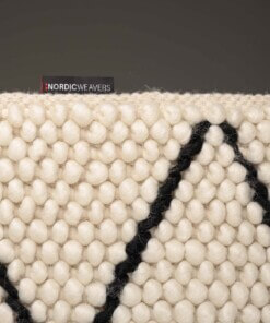 Tappeto a rombi in lana Vinduer - Crema/Nero - close up zijkant, thumbnail Tappeto a rombi in lana Vinduer - Crema/Nero - close up zijkant, thumbnail