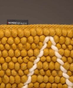 Tappeto a rombi in lana Vinduer - Giallo senape/Crema - close up zijkant, thumbnail Tappeto a rombi in lana Vinduer - Giallo senape/Crema - close up zijkant, thumbnail