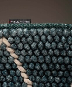 Tappeto a rombi in lana Vinduer - Petrolio/Grigio - close up zijkant, thumbnail