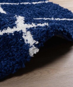 Tappeto a rombi rotondo a pelo lungo Artisan - Blu scuro/Bianco - close up zijkant, thumbnail