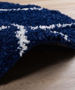 Tappeto a rombi rotondo a pelo lungo Habitat - Blu scuro/Bianco - close up zijkant, thumbnail