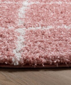 Tappeto a rombi rotondo a pelo lungo Habitat - Rosa/Bianco - close up zijkant, thumbnail