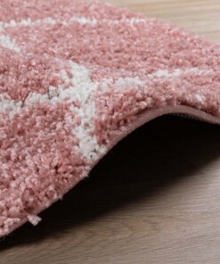 Tappeto a rombi rotondo a pelo lungo Habitat - Rosa/Bianco - close up zijkant, thumbnail