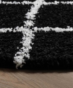 Tappeto a rombi rotondo a pelo lungo Habitat - Nero/Bianco - close up zijkant, thumbnail