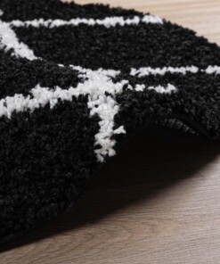 Tappeto a rombi rotondo a pelo lungo Habitat - Nero/Bianco - close up zijkant, thumbnail