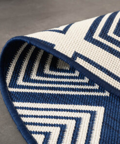 Tappeto a rombi da esterno rotondo - Flip Gem Blu scuro - close up, thumbnail