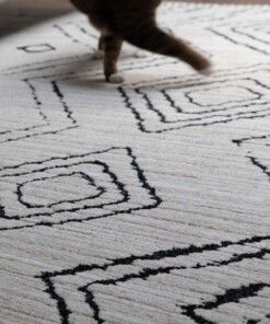 Tappeto berbero Beni Ouarain Bahij - Crema/Nero - close up, thumbnail Tappeto berbero Beni Ouarain Bahij - Crema/Nero - close up, thumbnail