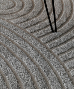 Tappeto stile scandinavo rotondo - Contour Curve Grigio - close up, thumbnail