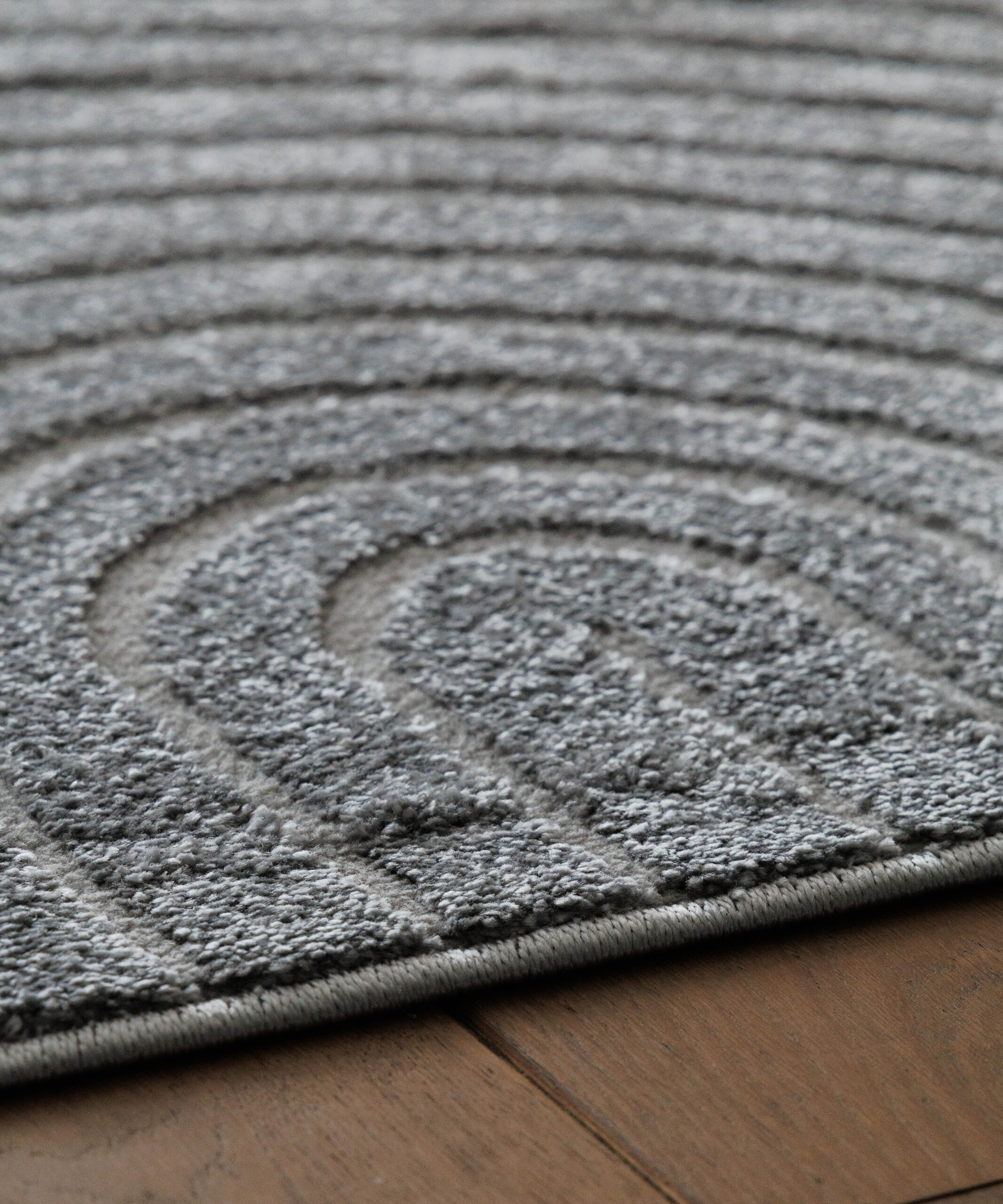 Tappeto stile scandinavo - Contour Curve Grigio - close up Tappeto stile scandinavo - Contour Curve Grigio - close up