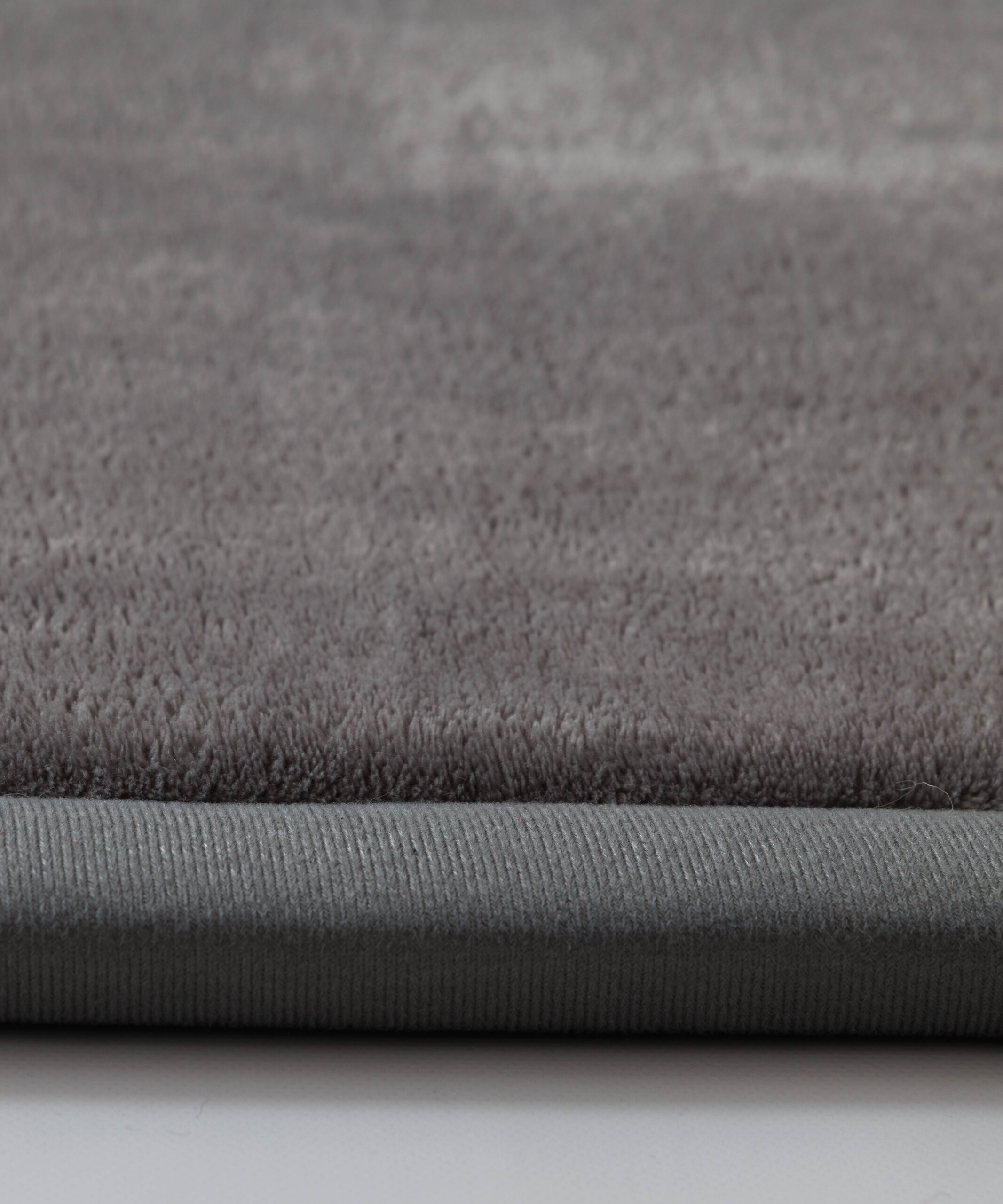 Tappeto gioco bambini - Pluffy grigio scuro - close up Tappeto gioco bambini - Pluffy grigio scuro - close up