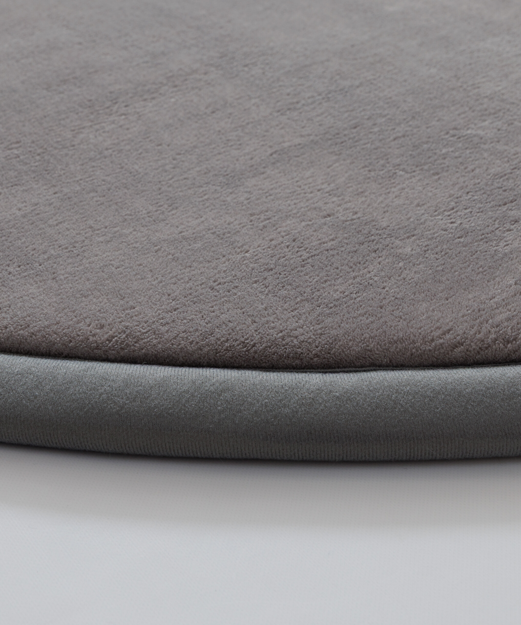 Tappeto rotondo bambini - Pluffy grigio scuro - close up Tappeto rotondo bambini - Pluffy grigio scuro - close up