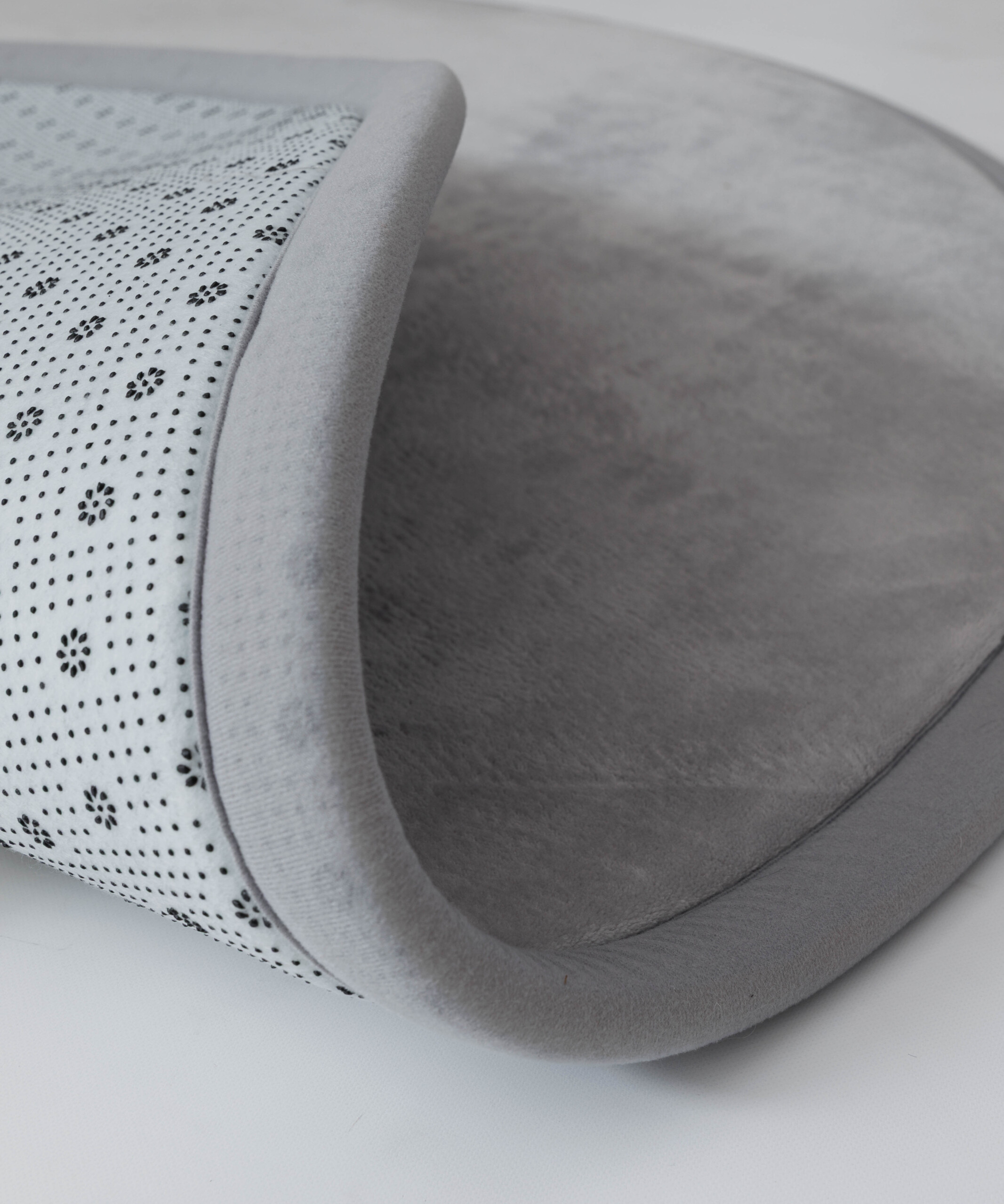 Tappeto rotondo bambini - Pluffy grigio chiaro - close up Tappeto rotondo bambini - Pluffy grigio chiaro - close up