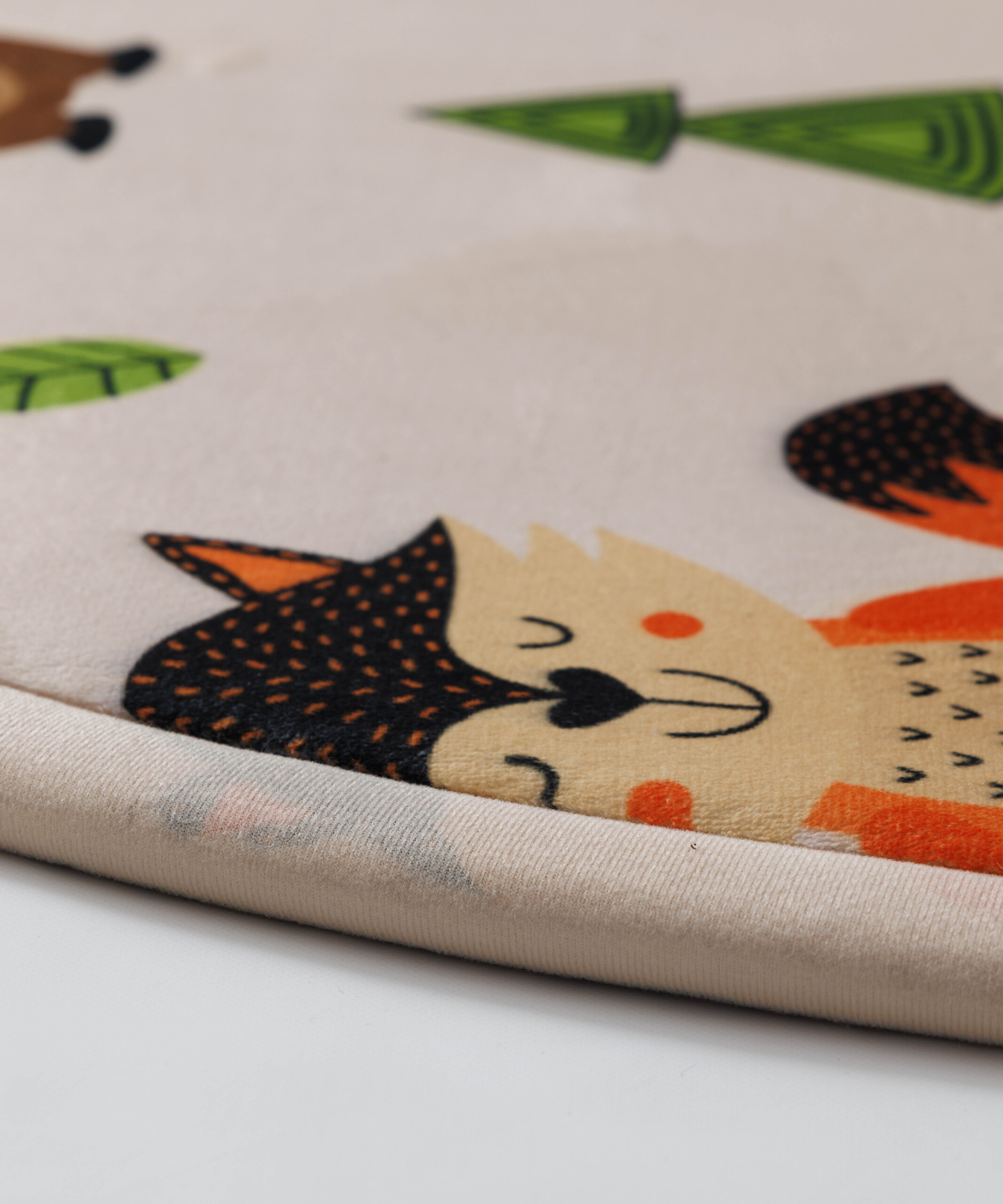 Tappeto rotondo bambini - Pluffy Forest animals multi - close up Tappeto rotondo bambini - Pluffy Forest animals multi - close up