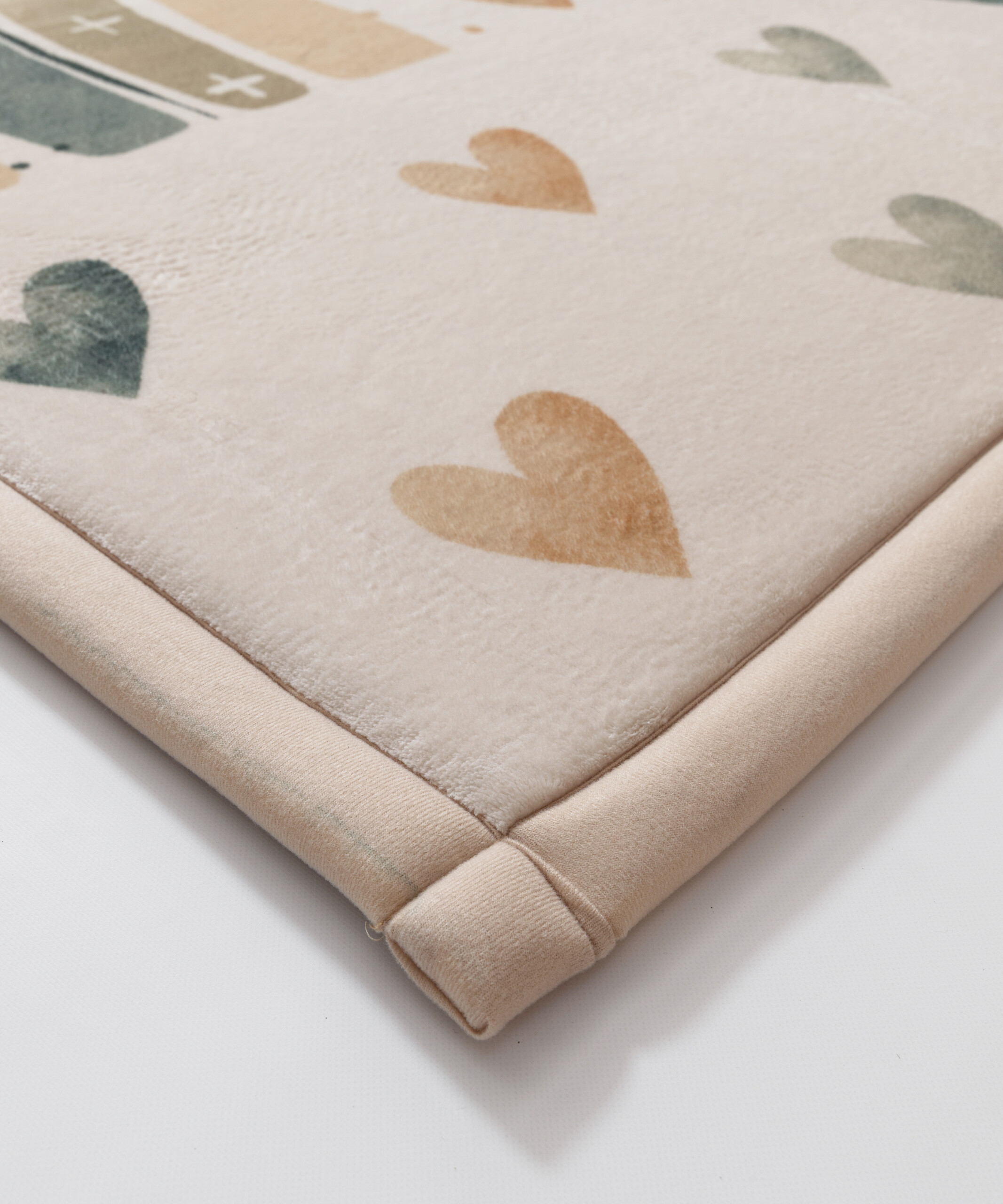 Tappeto gioco bambini quadrato - Pluffy Heart crema/multi - close up Tappeto gioco bambini quadrato - Pluffy Heart crema/multi - close up