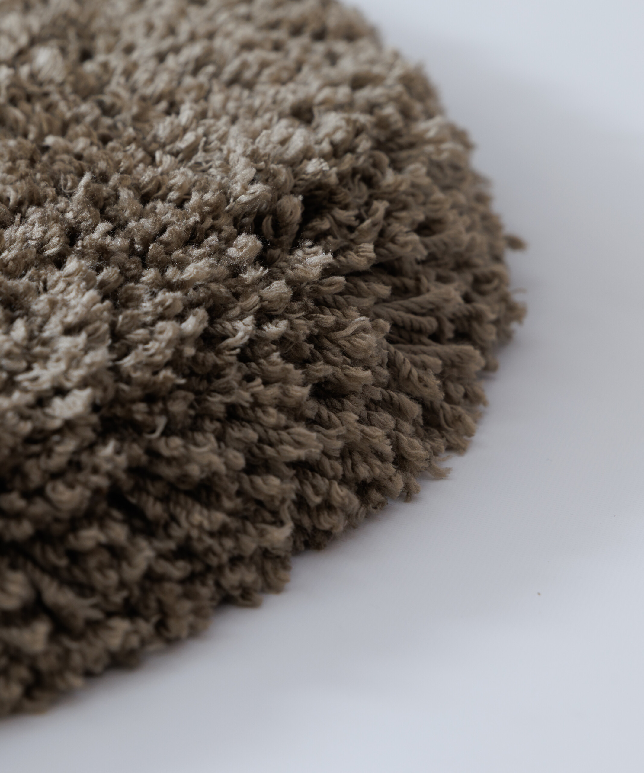 Tappeto organico shaggy - Sveve taupe - close up Tappeto organico shaggy - Sveve taupe - close up