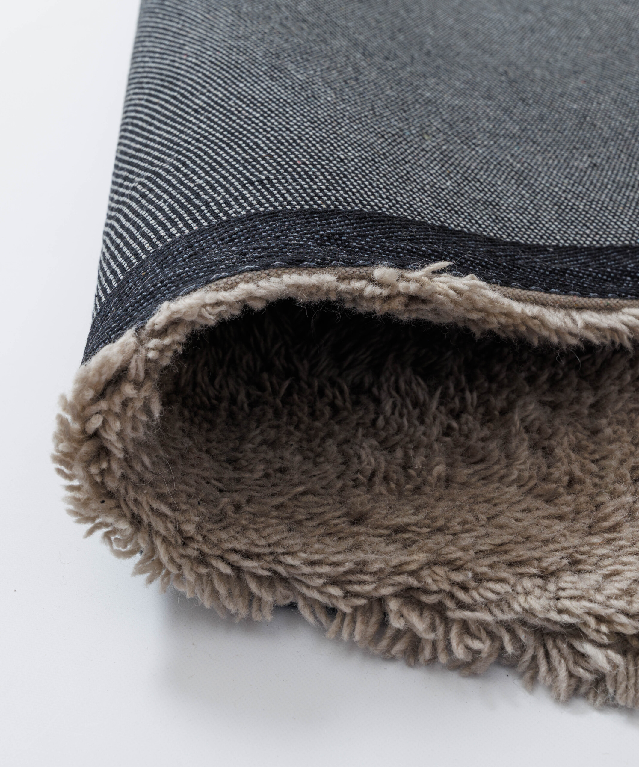 Tappeto di design - Tjørne Elv tortora - close up Tappeto di design - Tjørne Elv tortora - close up